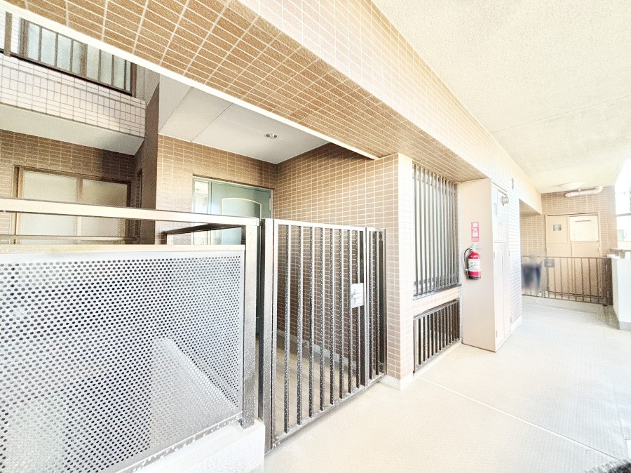  փhȂOŋ؂ꂽ|[`BvCoV[ĖhƖʂSłB