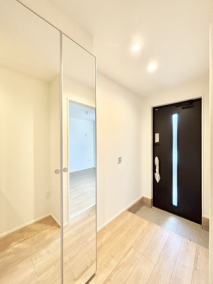 ���� �K���X�X���b�g�̓��������փh�A�������Ɍ���͂��Ă���܂�