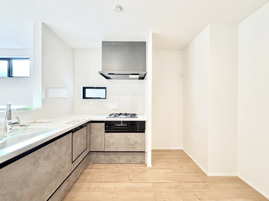 �L�b�`�� �u�₩�ȕ����ʂ蔲����L�b�`���B��������̂Ŗ��邭���C�ɂ��𗧂��܂��B