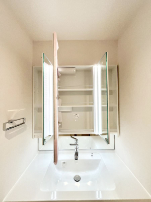 ���̑����� �O�ʋ��̗��ɁA���ϕi��q���p�i�Ȃǂ����[�\�B���ʑ����������ƕۂ��܂��I