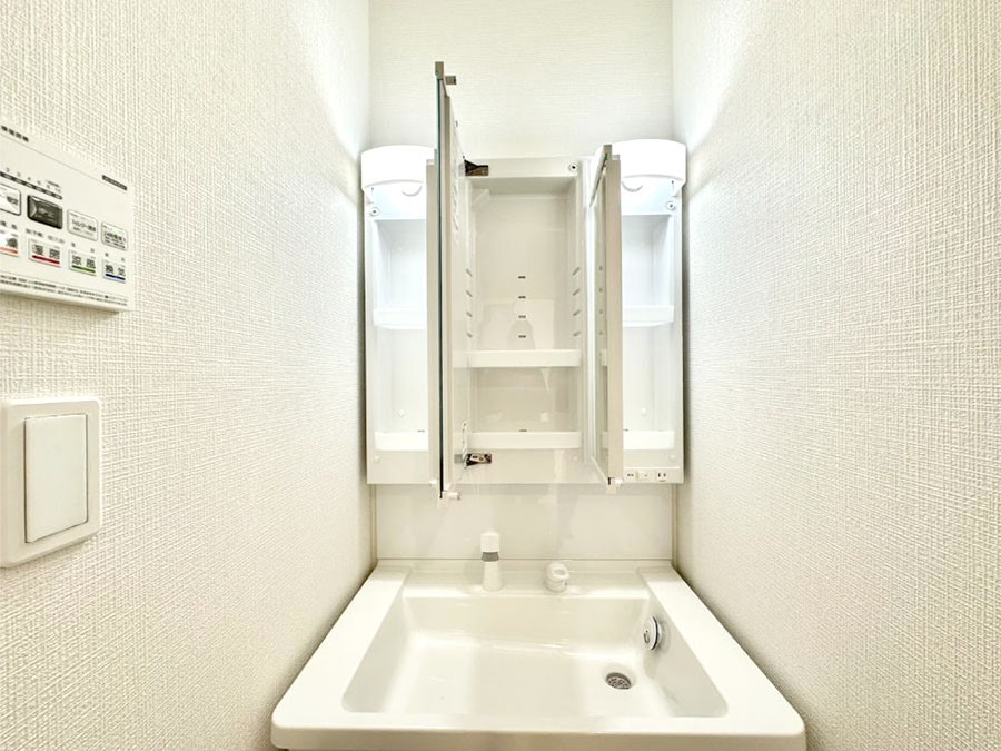 ���̑����� �O�ʋ��̗��ɁA���ϕi��q���p�i�Ȃǂ����[�\�B���ʑ����������ƕۂ��܂��I