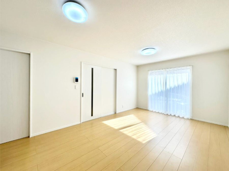 ���r���O ���邢�z���������A�����̕��͋C�ɖ�������郊�r���O�E�_�C�j���O�B   