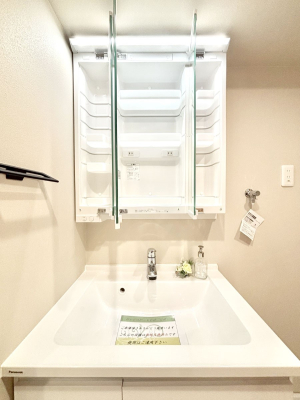 ���̑����� �O�ʋ��̗��ɁA���ϕi��q���p�i�Ȃǂ����[�\�B���ʑ����������ƕۂ��܂��I