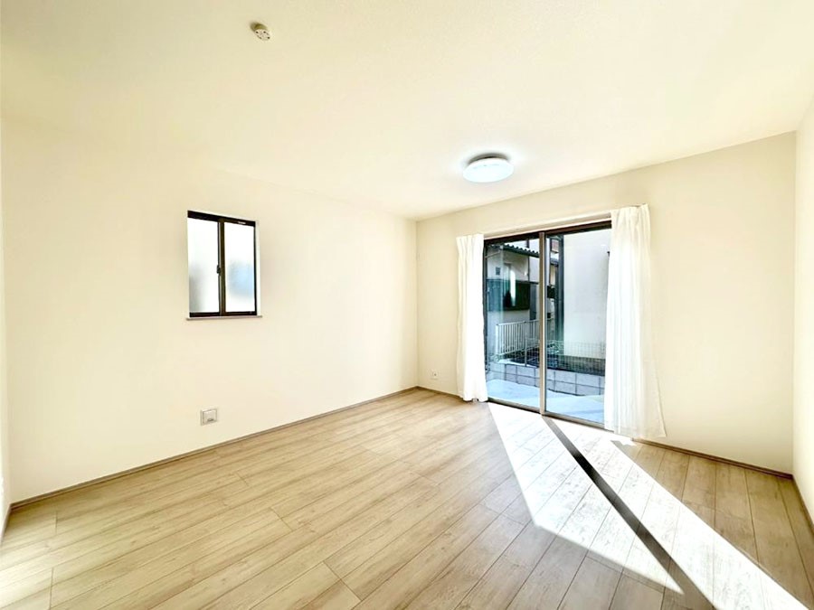 ���r���O ���邢�z���������A�����̕��͋C�ɖ�������郊�r���O�E�_�C�j���O�B 