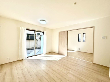 ���̑����� �Ƒ��̏Ί炪���R�Ɛ��܂�Ă���A����ȕ��͋C�̃_�C�j���O�Ɏd�オ���Ă��܂��B