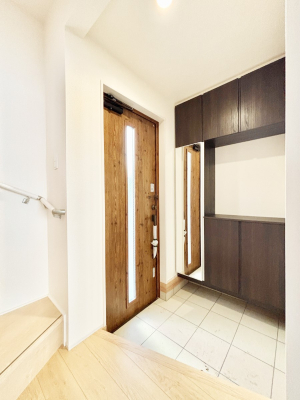 ���� �K���X�X���b�g�̓��������փh�A�������Ɍ���͂��Ă���܂�