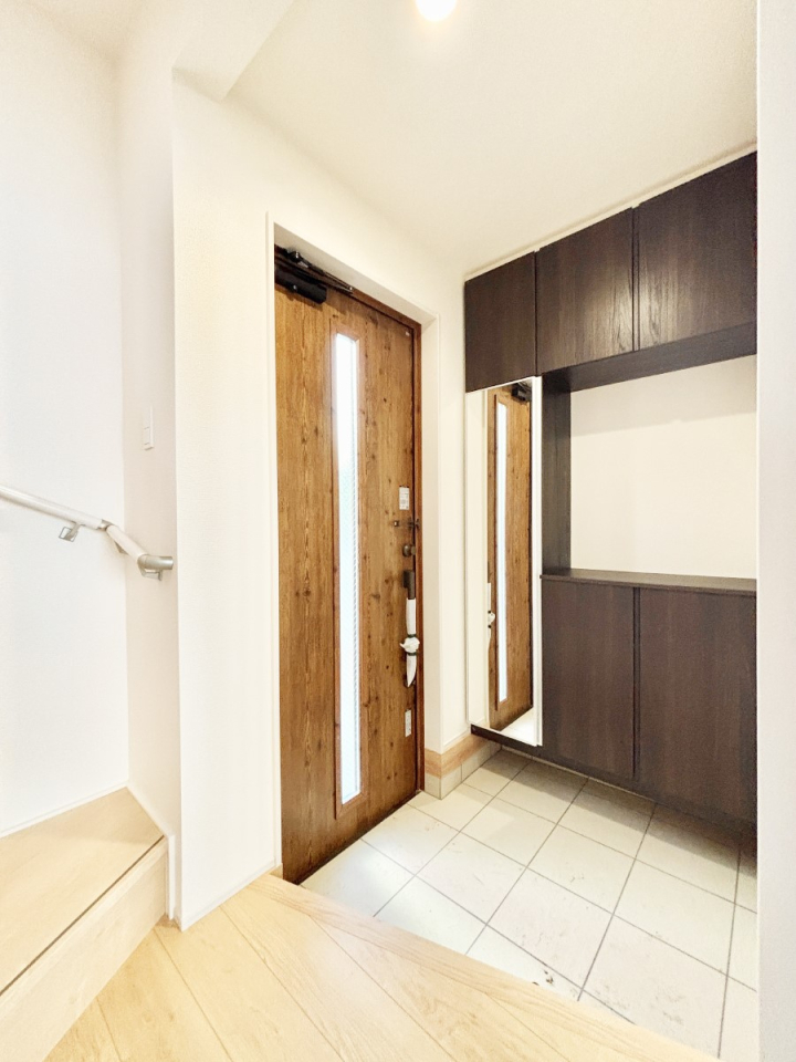 ���� �K���X�X���b�g�̓��������փh�A�������Ɍ���͂��Ă���܂�