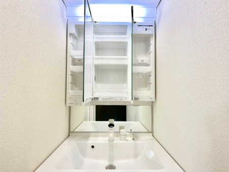 ���̑����� �O�ʋ��̗��ɁA���ϕi��q���p�i�Ȃǂ����[�\�B���ʑ����������ƕۂ��܂��I