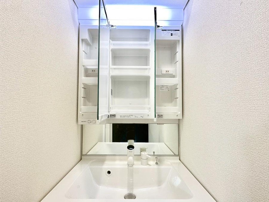 ���̑����� �O�ʋ��̗��ɁA���ϕi��q���p�i�Ȃǂ����[�\�B���ʑ����������ƕۂ��܂��I