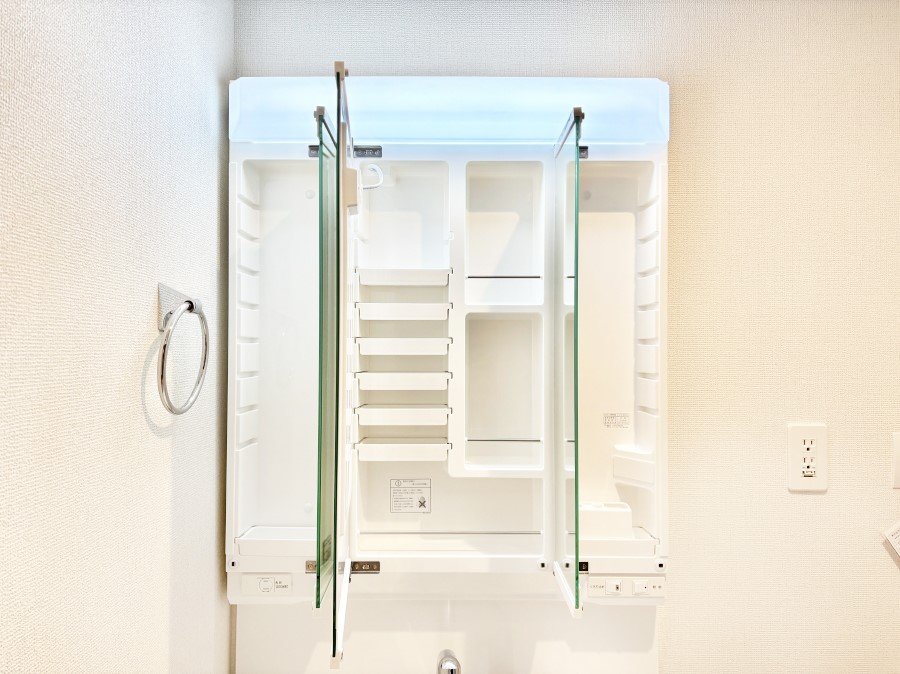 ���ʑ�E���ʏ� �O�ʋ��̗��ɁA���ϕi��q���p�i�Ȃǂ����[�\�B���ʑ����������ƕۂ��܂��I  