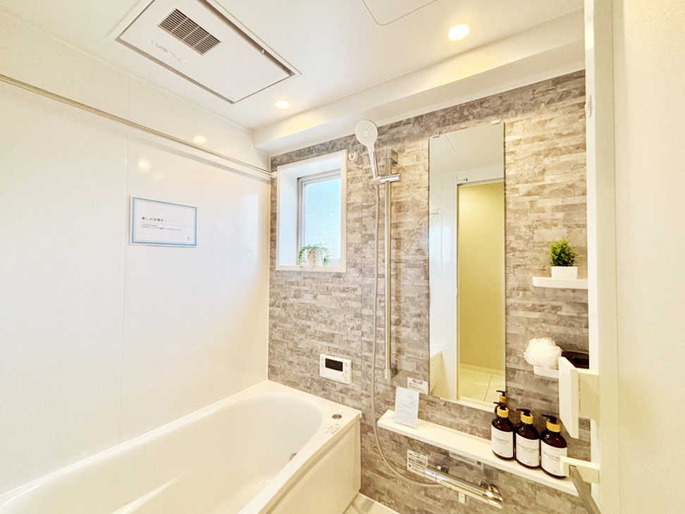 ���� ����̔�������Ă���閾�邢�������̂���o�X���[��