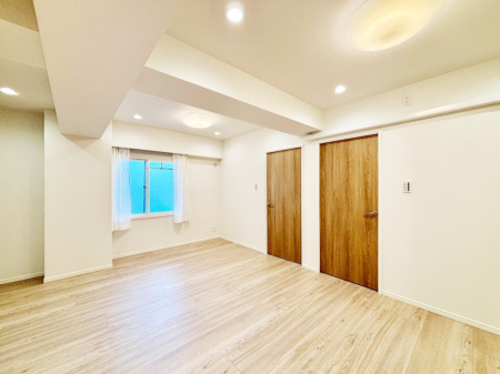 ���r���O ���R������荞�܂�A�Ƒ��c���̏ꏊ�𖾂邭���o