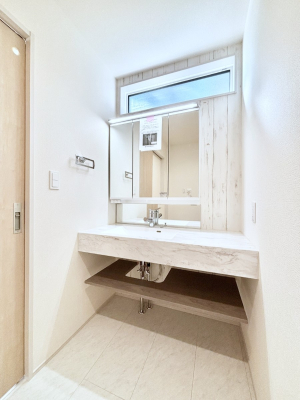 ���ʑ�E���ʏ� �O�ʋ��̗��ɁA���ϕi��q���p�i�Ȃǂ����[�\�B���ʑ����������ƕۂ��܂��I  