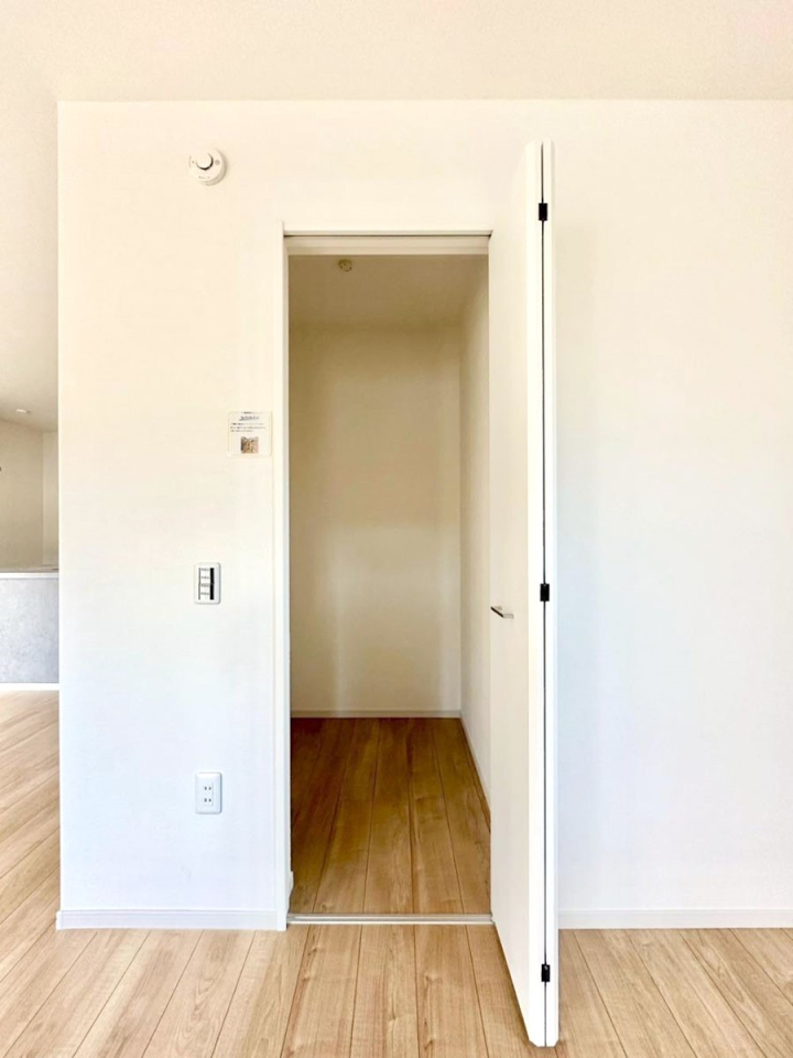 ���̑����� ���r���O���[�B�����Ɏ��[������ƕ����W�܂�LDK���X�b�L���Еt�������ł��ˁB  