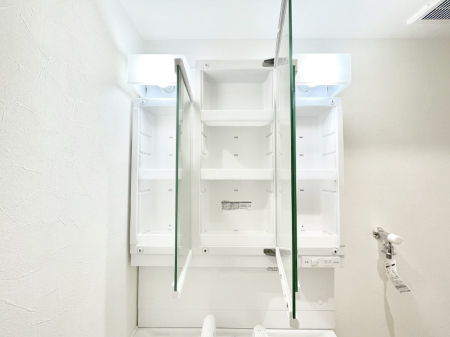 ���̑����� �O�ʋ��̗��ɁA���ϕi��q���p�i�Ȃǂ����[�\�B���ʑ����������ƕۂ��܂��I