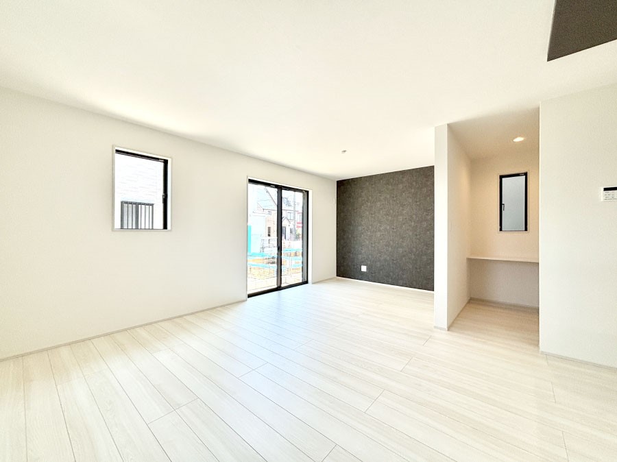 ̑ Ƒ̏Ί炪RƐ܂ĂAȕ͋C̃_CjOɎdオĂ܂ 