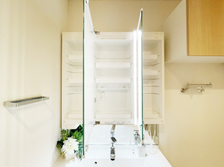 ���̑����� �O�ʋ��̗��ɁA���ϕi��q���p�i�Ȃǂ����[�\�B���ʑ����������ƕۂ��܂��I