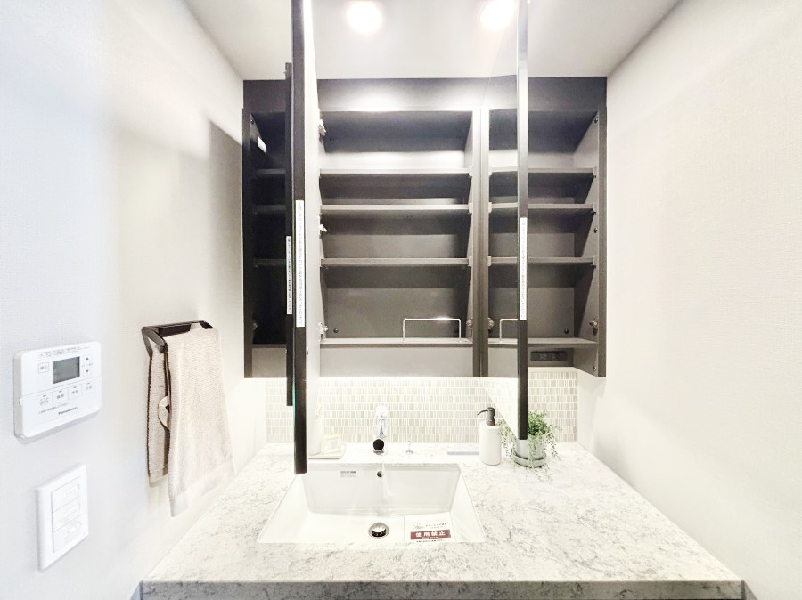 ���̑����� �O�ʋ��̗��ɁA���ϕi��q���p�i�Ȃǂ����[�\�B���ʑ����������ƕۂ��܂��I