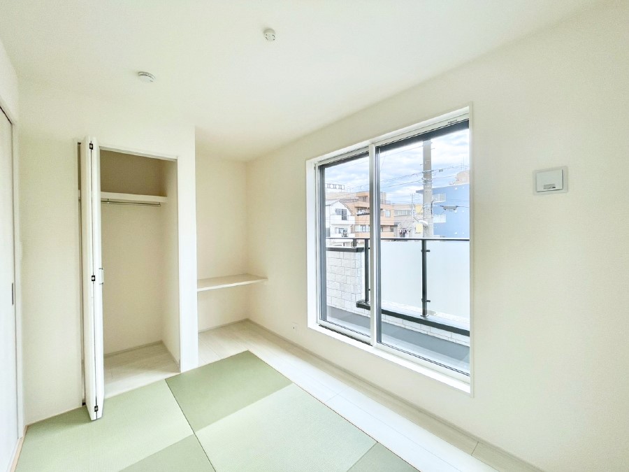 ���̑����� ���r���O�Ɨׂ荇���Ă���a���B�ق��ƈꑧ�ł���a�̋�Ԃł��B