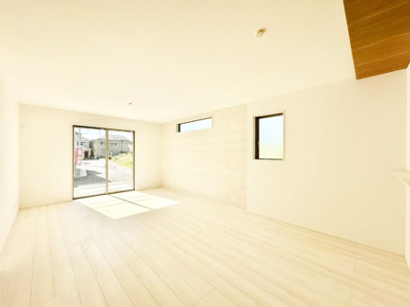 ̑ Ƒ̏Ί炪RƐ܂ĂAȕ͋C̃_CjOɎdオĂ܂ 