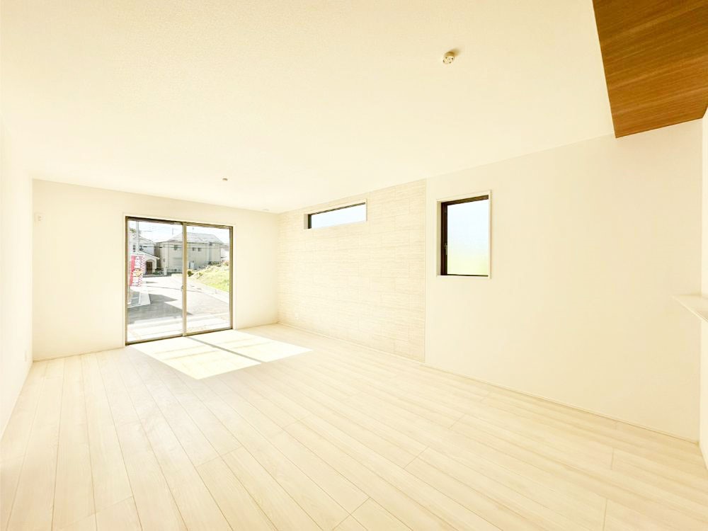 ̑ Ƒ̏Ί炪RƐ܂ĂAȕ͋C̃_CjOɎdオĂ܂ 