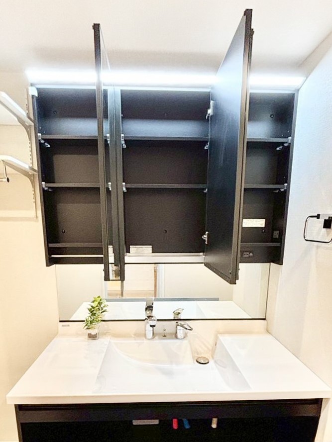 ���̑����� �O�ʋ��̗��ɁA���ϕi��q���p�i�Ȃǂ����[�\�B���ʑ����������ƕۂ��܂��I