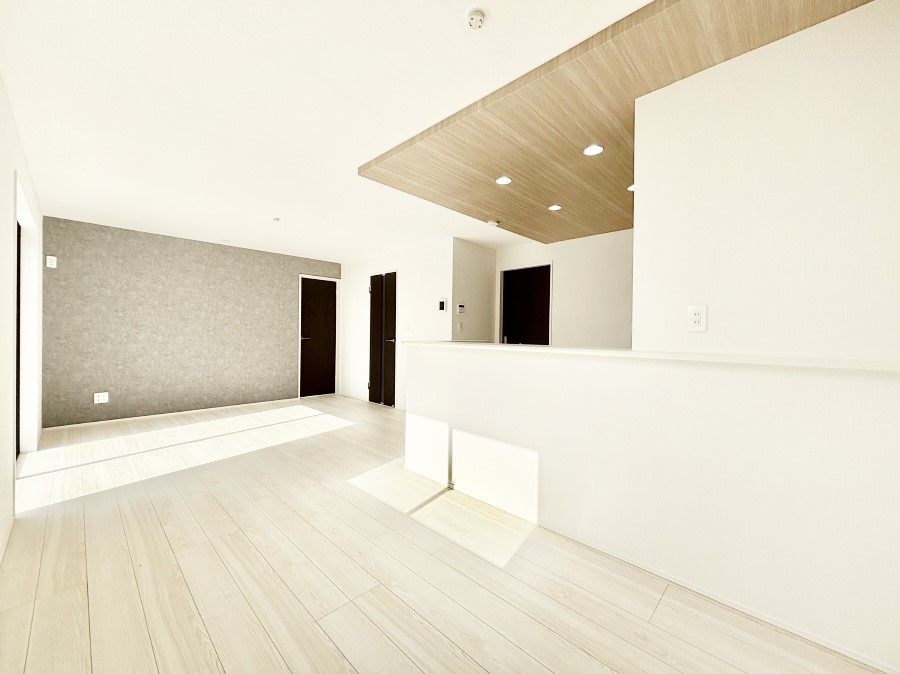 ̑ Ƒ̏Ί炪RƐ܂ĂAȕ͋C̃_CjOɎdオĂ܂B