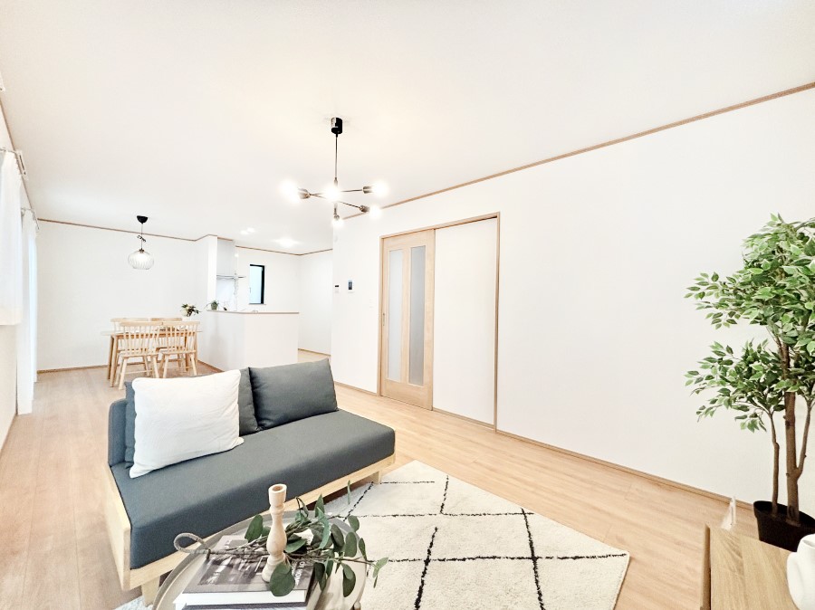 rO Ƃ肠LrO͉Ƒ݂Ȃ̌e̋Ԃł