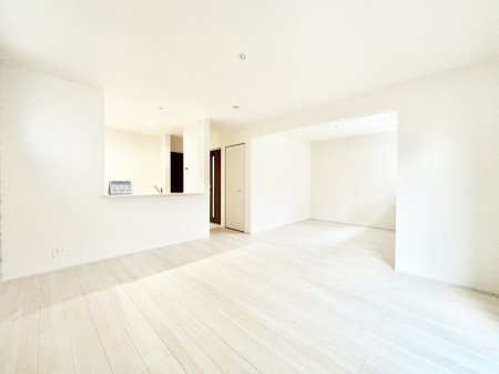 ���r���O ���邢�z���������A�����̕��͋C�ɖ�������郊�r���O�E�_�C�j���O�B 