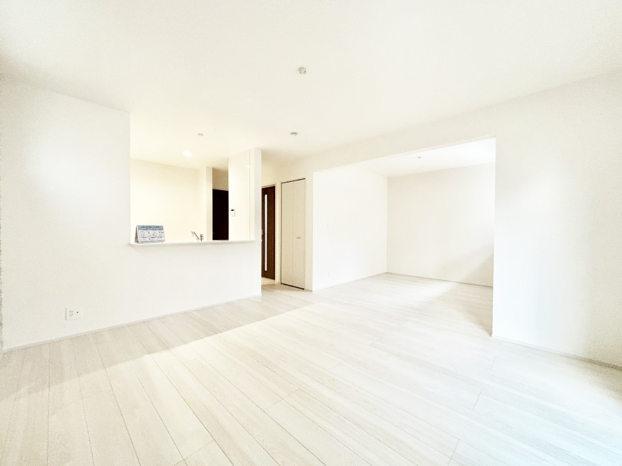 ���r���O ���邢�z���������A�����̕��͋C�ɖ�������郊�r���O�E�_�C�j���O�B 