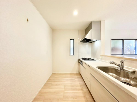 �L�b�`�� �u�₩�ȕ����ʂ蔲����L�b�`���B��������̂Ŗ��邭���C�ɂ��𗧂��܂��B�@