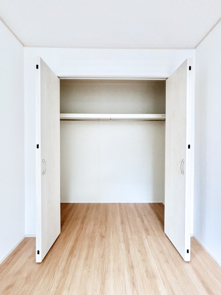 ���[ �m���̃N���[�[�b�g�B���s��������̂Ō���̈ߗނ�����������܂�܂��B