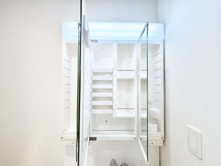 ���̑����� �O�ʋ��̗��ɁA���ϕi��q���p�i�Ȃǂ����[�\�B���ʑ����������ƕۂ��܂��I