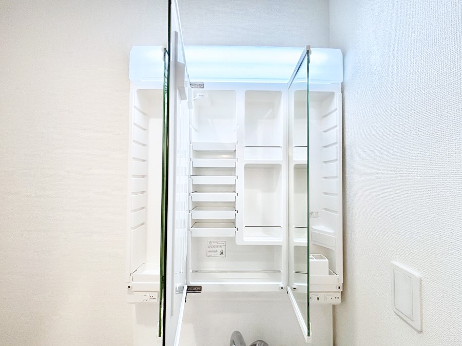 ���̑����� �O�ʋ��̗��ɁA���ϕi��q���p�i�Ȃǂ����[�\�B���ʑ����������ƕۂ��܂��I