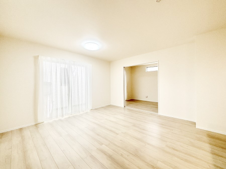 ̑ Ƒ̏Ί炪RƐ܂ĂAȕ͋C̃_CjOɎdオĂ܂B