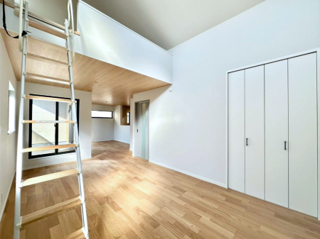 ̑ Ƒ̏Ί炪RƐ܂ĂAȕ͋C̃_CjOɎdオĂ܂B