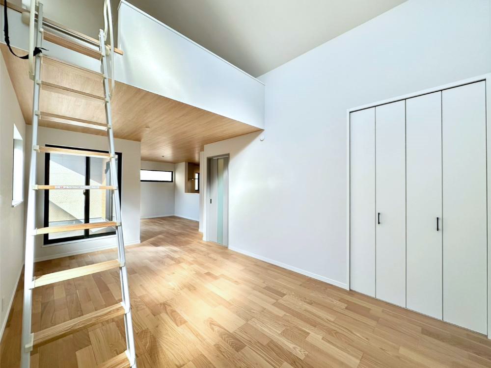 ̑ Ƒ̏Ί炪RƐ܂ĂAȕ͋C̃_CjOɎdオĂ܂B