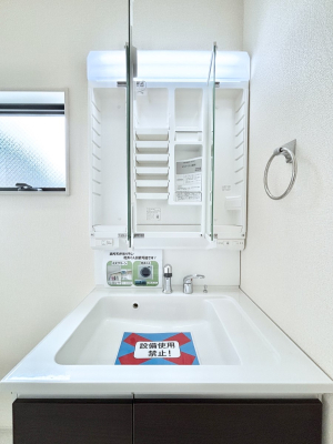 ���̑����� �O�ʋ��̗��ɁA���ϕi��q���p�i�Ȃǂ����[�\�B���ʑ����������ƕۂ��܂��I