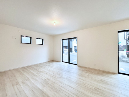 ̑ Ƒ̏Ί炪RƐ܂ĂAȕ͋C̃_CjOɎdオĂ܂B