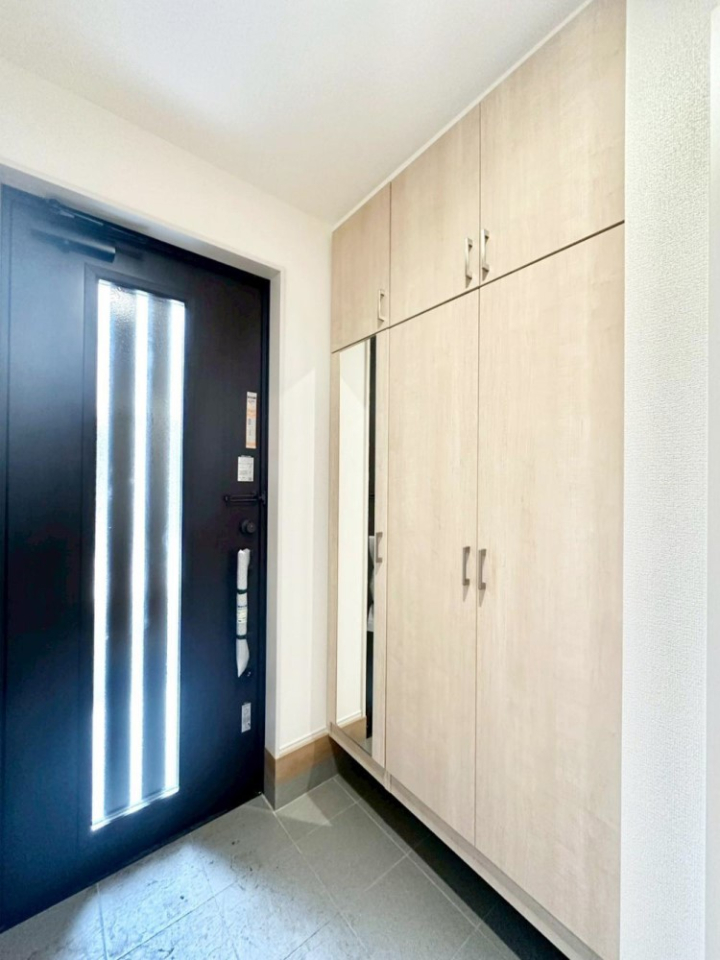 ���� �K���X�X���b�g�̓��������փh�A�������Ɍ���͂��Ă���܂��@