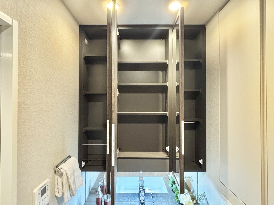 ���̑����� �O�ʋ��̗��ɁA���ϕi��q���p�i�Ȃǂ����[�\�B���ʑ����������ƕۂ��܂��I