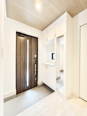 ���� �K���X�X���b�g�̓��������փh�A�������Ɍ���͂��Ă���܂�