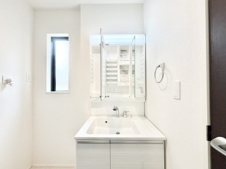 ���̑����� �O�ʋ��̗��ɁA���ϕi��q���p�i�Ȃǂ����[�\�B���ʑ����������ƕۂ��܂��I