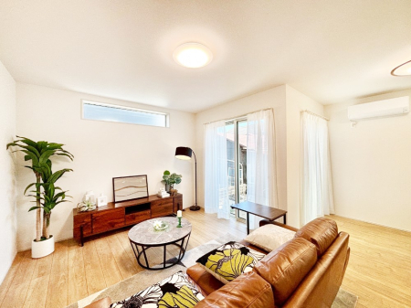 ̑ Ƒ̏Ί炪RƐ܂ĂAȕ͋C̃_CjOɎdオĂ܂B