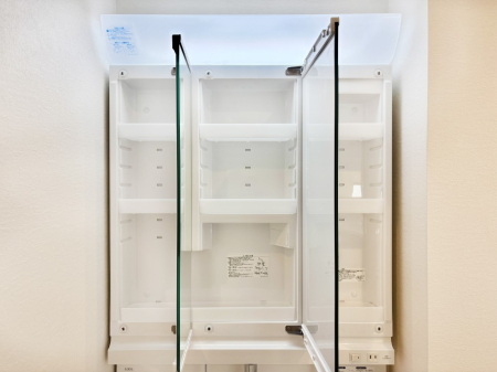 ���ʑ�E���ʏ� �O�ʋ��̗��ɁA���ϕi��q���p�i�Ȃǂ����[�\�B���ʑ����������ƕۂ��܂��I  