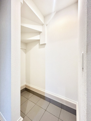 ���[ �V���[�Y�C���N���[�N�t���I�J���x�r�[�J�[���u���܂��B 