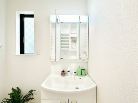 ���̑����� �O�ʋ��̗��ɁA���ϕi��q���p�i�Ȃǂ����[�\�B���ʑ����������ƕۂ��܂��I