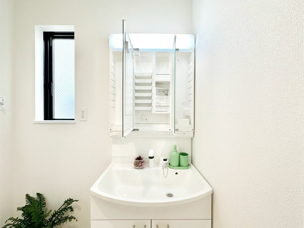 ���̑����� �O�ʋ��̗��ɁA���ϕi��q���p�i�Ȃǂ����[�\�B���ʑ����������ƕۂ��܂��I