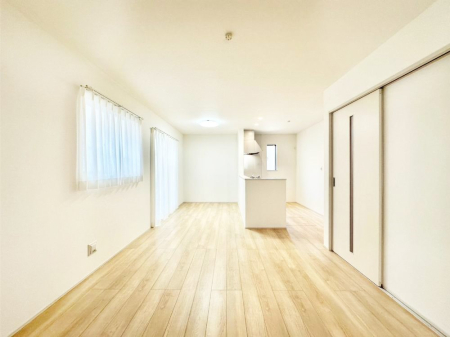 ���r���O ���邢�z���������A�����̕��͋C�ɖ�������郊�r���O�E�_�C�j���O�B 