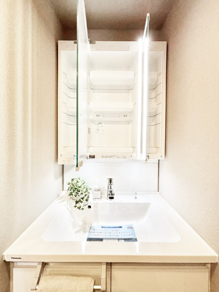 ���̑����� �O�ʋ��̗��ɁA���ϕi��q���p�i�Ȃǂ����[�\�B���ʑ����������ƕۂ��܂��I